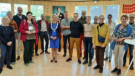 Groepsfoto Nivon natuurvrienden met burgemeester Iris Meerts