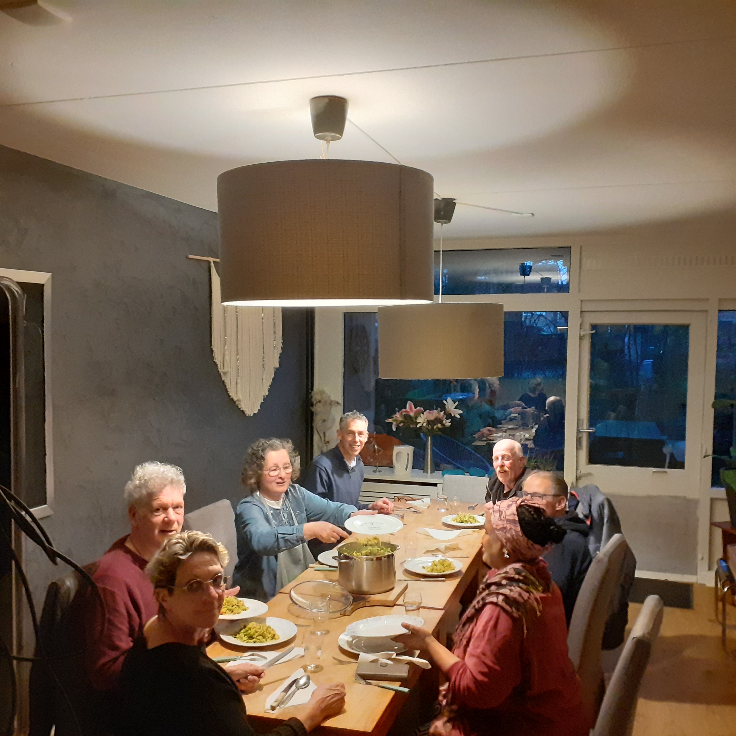 Er wordt regelmatig onder leiding van Frank de Ruijter samen gekookt en gegeten bij het kookcafé in buurthuis Heul Gezellig.