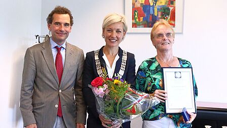 Van links naar rechts: de heer J. de Bie Leuveling Tjeenk,  burgemeester Iris Meerts en mevrouw J. Alers.