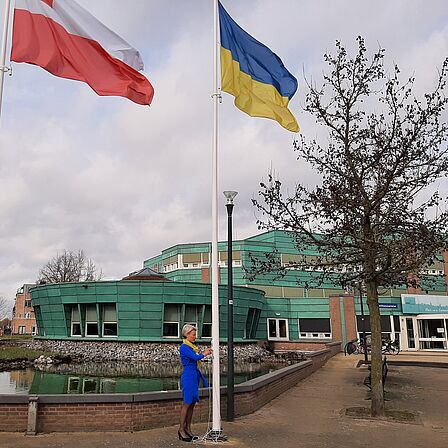 Burgemeester Iris Meerts hijst de vlag van Oekraïne