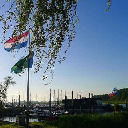 Foto van de haven van de Watersportvereniging Rijn en Lek