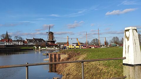 Foto van de Wijkse stadshaven, met daarop de molen, huizen en boten