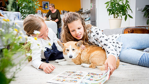 Foto van meisjes met een hond