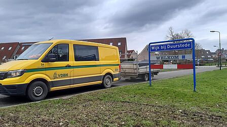 Foto van een gele bedrijfsbus van Groenaannemer Van de Bijl & Heierman b.v. 