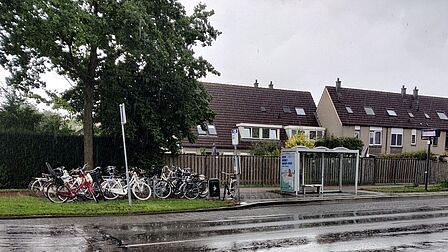 foto van de bushalte en de fietsenstalling.