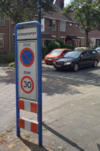 Foto van een verkeersbord met daarop parkeerverbod en 30-km zone